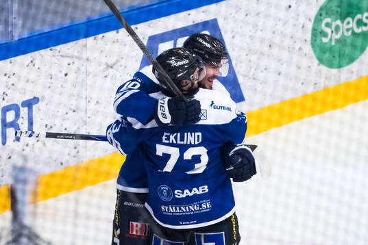 Karlskogas Oliver Eklind jublar med Alexander Ljungkrantz