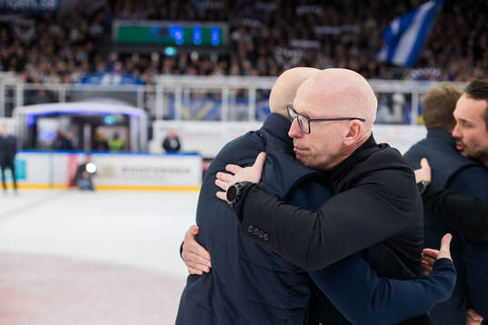 Modos huvudtränare Fredrik Andersson och Karlskogas