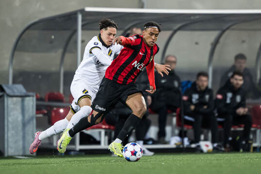 AIKs Charlie Pavey och Brommapojkarnas Sion Oppong