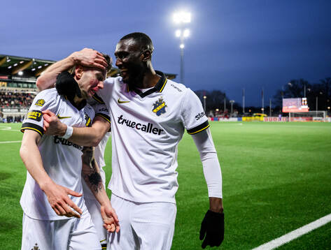 AIKs Bersant Celina och Ibrahim Cisse jublar