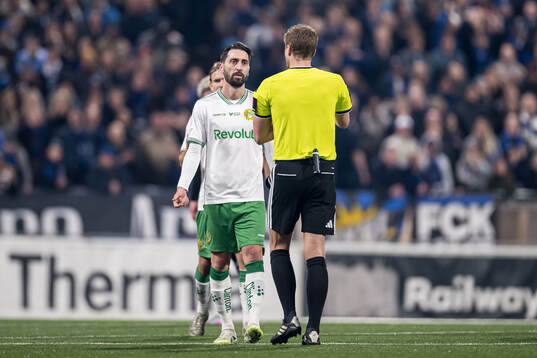 Hammarbys Nahir Besara i samtal med domare Glenn Nyberg