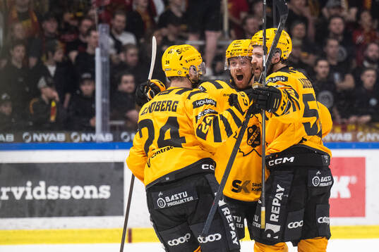Skellefteås Mikkel Aagaard och Arvid Lundberg jublar