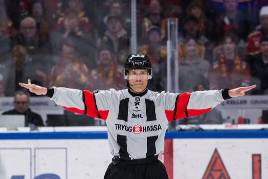 Domare Tobias Björk dömer bort mål för Skellefteå