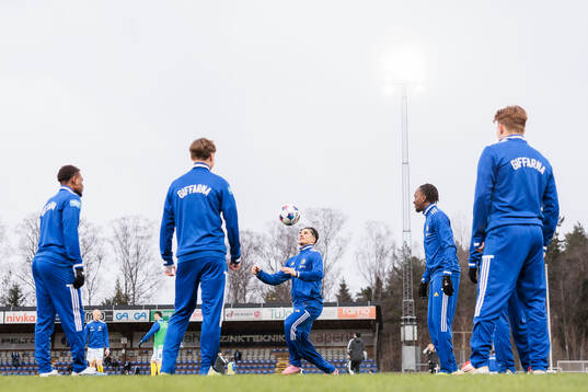 Sundsvalls spelare värmer upp