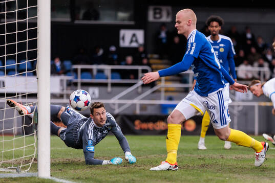 GIF Sundsvalls målvakt Jonas Olsson och Lucas Forsberg