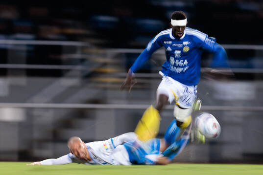 IFK Värnamos Douglas Bergqvist och GIF Sundsvalls Suwaibou