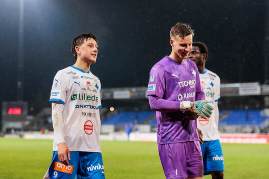 IFK Värnamos Kai Meriluoto och målvakt Hugo Keto jublar