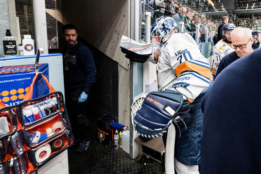 Växjös målvakt Adam Åhman lämnar isen skadad