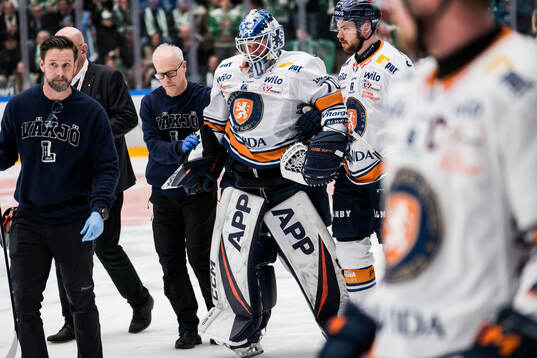 Växjös målvakt Adam Åhman lämnar isen