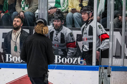 Domare Marcus Linde videogranskar en situation