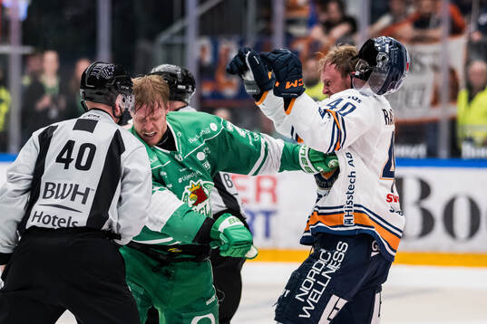 Rögles Anton Bengtsson och Växjös Dennis Rasmussen i