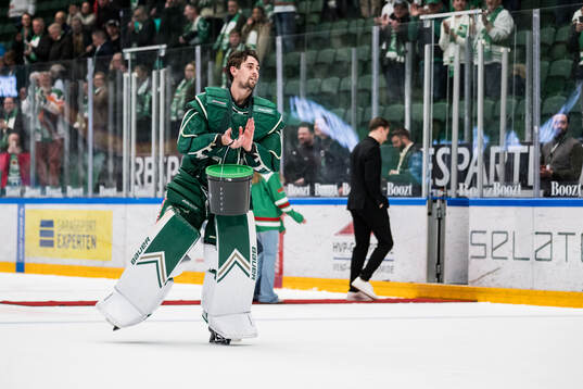 Rögles målvakt Arvid Holm jublar