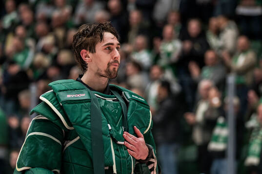 Rögles målvakt Arvid Holm jublar