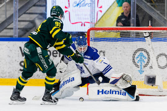 Björklövens Oscar Tellström gör 1-0 bakom Karlskogas