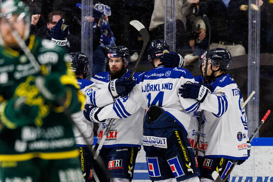 Karlskogas Gustaf Thorell jublar med lagkamrater