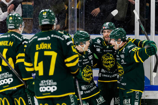 Björklövens Oscar Tellström jublar med lagkamrater