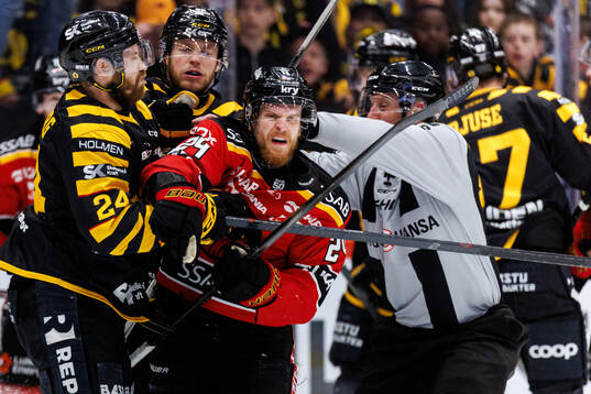 Skellefteås Oscar Lindberg och Luleås Brendan Shinnimin
