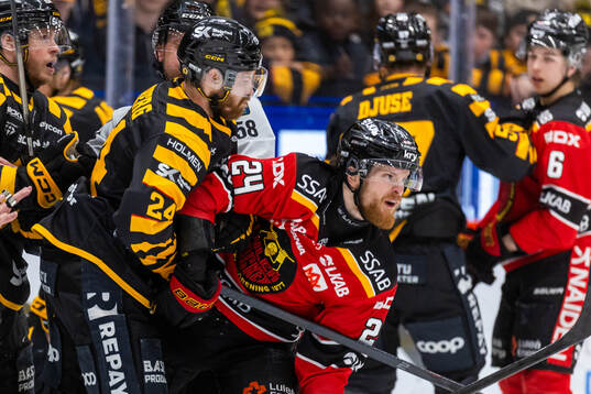 Skellefteås Oscar Lindberg och Luleås Brendan Shinnimin