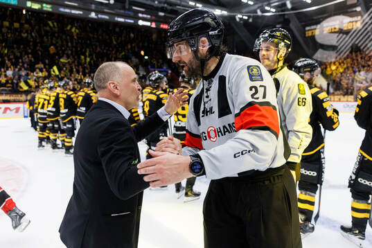 Luleås tränare Thomas Berglund och domare Mikael