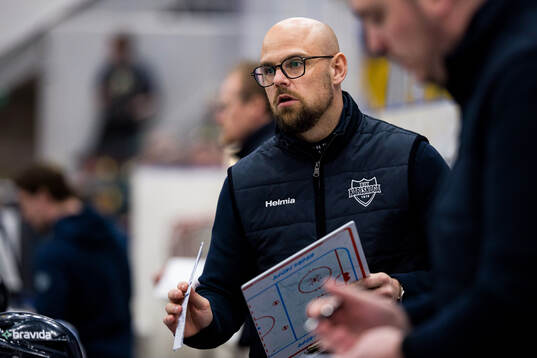 Karlskogas tränare Dennis Hall