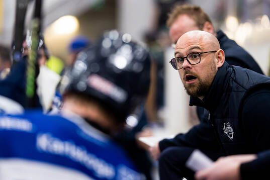 Karlskogas tränare Dennis Hall