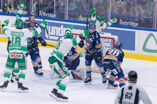 Rögles spelare jublar