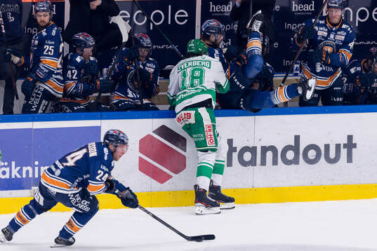 Rögles Dennis Everberg med en tackling på Växjös Leo