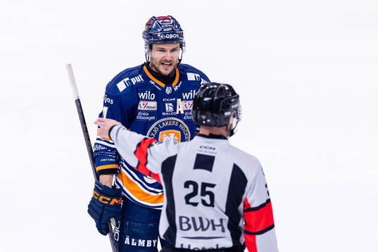 Växjös Keegan Lowe pratar med domare Tobias Björk