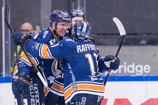 Växjös Dennis Rasmussen jublar