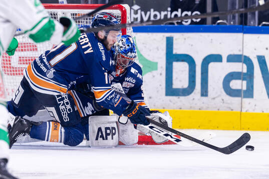 Växjös Brogan Rafferty och målvakt Ludvig Persson