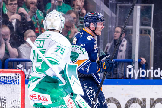 Växjös Dennis Rasmussen jublar