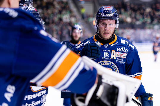 Växjös Dennis Rasmussen jublar