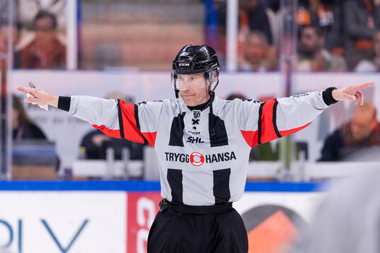 Domare Tobias Björk dömer bort Växjös 3-3 mål