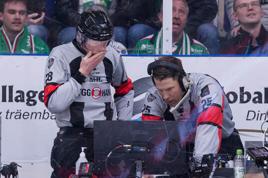 Domare Mikael Holm och Tobias Björk videogranskar Växjös