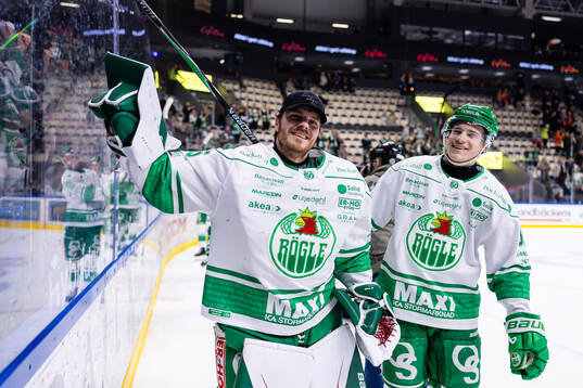 Rögles målvakt Christoffer Rifalk och Isac Solberg jublar