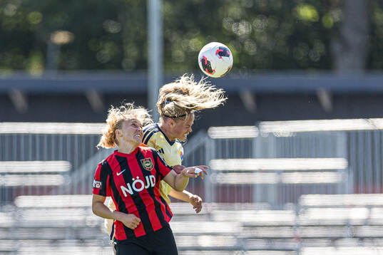 Brommapojkarnas Ellen Gibson och Djurgårdens Therese