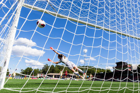 Brommapojkarna gör 1-0 bakom Djurgårdens målvakt Moa