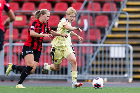 Djurgårdens Olivia Ulenius jagas av Brommapojkarnas Ida