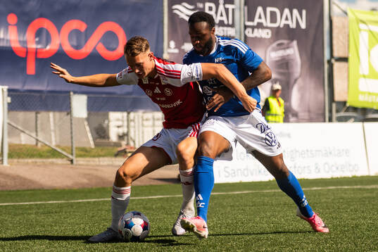 Sandvikens Nino Geiger och GIF Sundsvalls Shalom Ekong