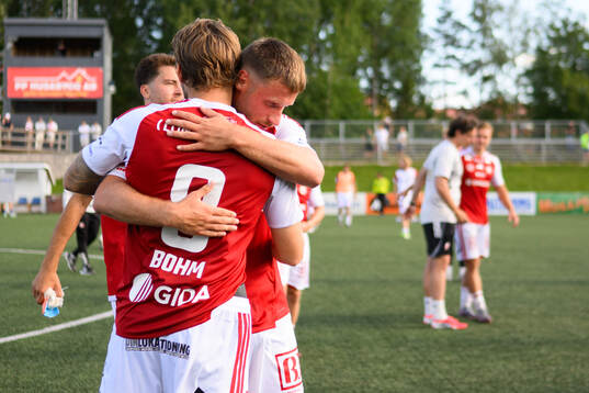 Sandvikens Karl Bohm och Kasper Harletun jublar