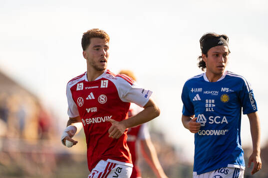 Sandvikens Adam Kiani och GIF Sundsvalls Alper Demirol
