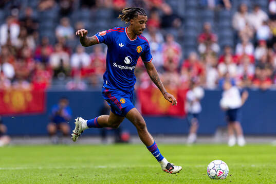 Leny Yoro of Manchester United