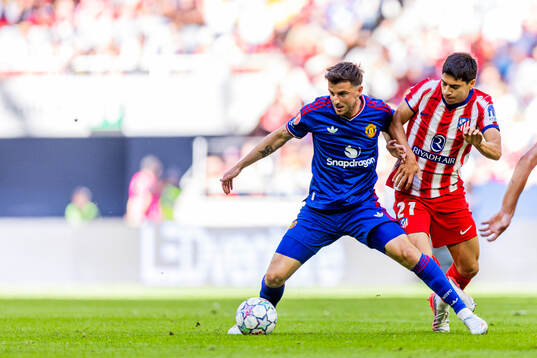 Mason Mount of Manchester United and Obed Vargas of