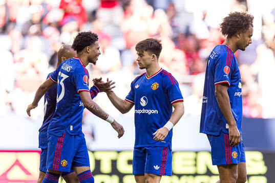 Players of Manchester United celebrate