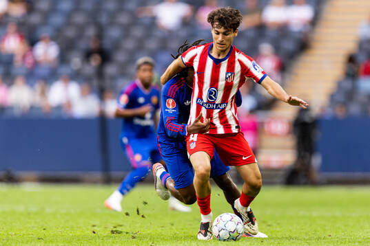 Patrick Dorgu of Manchester United and Mendoza of Atletico