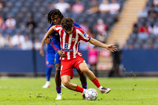 Patrick Dorgu of Manchester United and Mendoza of Atletico