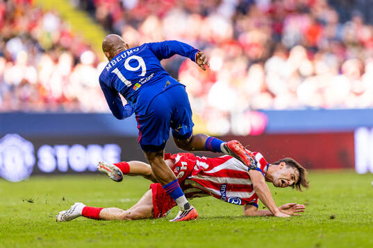 Bryan Mbeumo of Manchester United and Castillo of Atletico