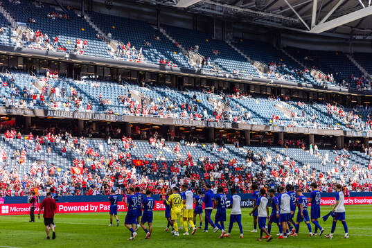 Players of Manchester United thanking the supporters