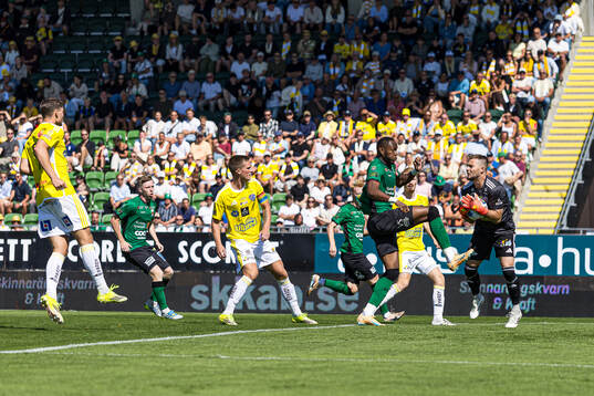 Varbergs Shanyder Borgelin och Falkenbergs målvakt Anton