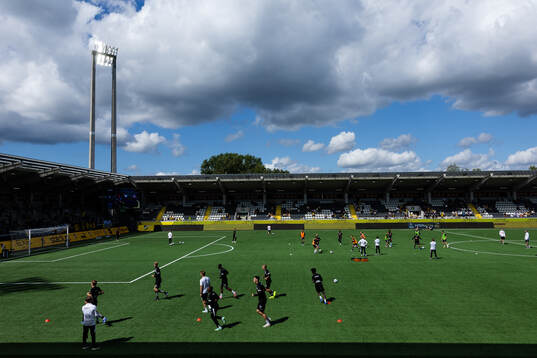 Häckens  spelare värmer upp